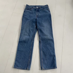 Weekday rowe jeans  - Säljer mina Weekday jeans i modellen ”rowe extra high straight jeans” i storleken 30/30. Jeansen är endast använda ett fåtal gånger och är i gott skick. 
