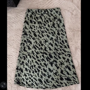 Siden kjol  - Grön siden kjol Lindex  Storlek S 