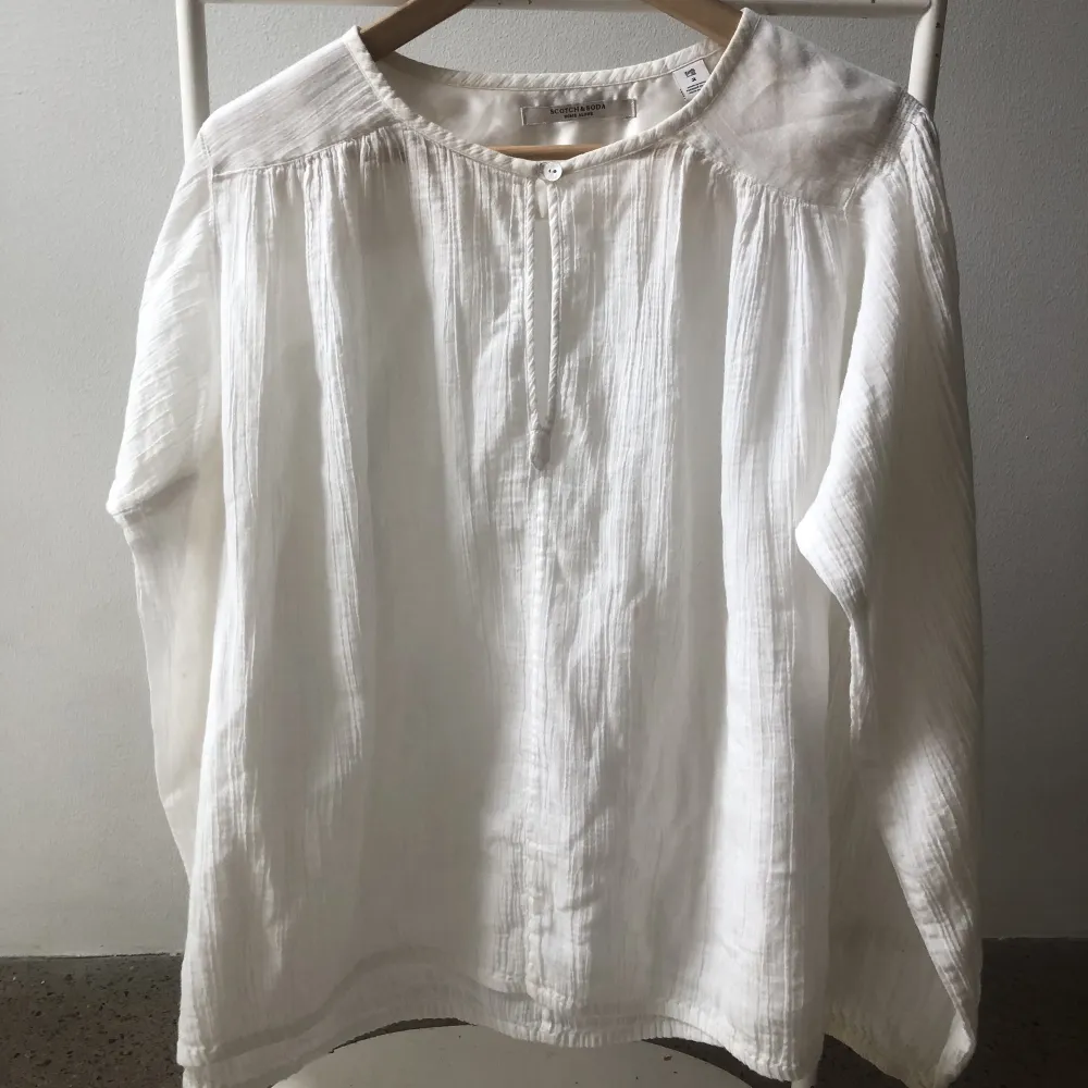 Superfin blus från scotch & soda. Lite genomskinlig men går jättebra att ha ett linne under om man vill. Puserot.