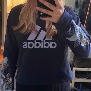 En vanlig tröja från Adidas med fina detaljer i armarna. Knappt använd. Säljes pga att jag inte använder. 💕 Pris kan diskuteras 💕