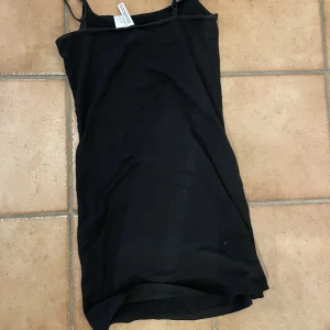 Svart kort klänning - Svart tight klänning från h&m, bomull?