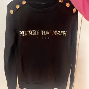 Säljer min super snygga sweater från Pierre Balmain. Storlek S. Inköpt för ca 4 år sedan men sparsamt använd. Nypris: ca 3500 kr, säljes för 500 kr.