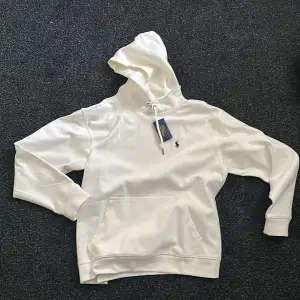 Helt ny ralph lauren hoodie vi sälja för var för stor. Tagg finns kvar  Ny pris 1100kr