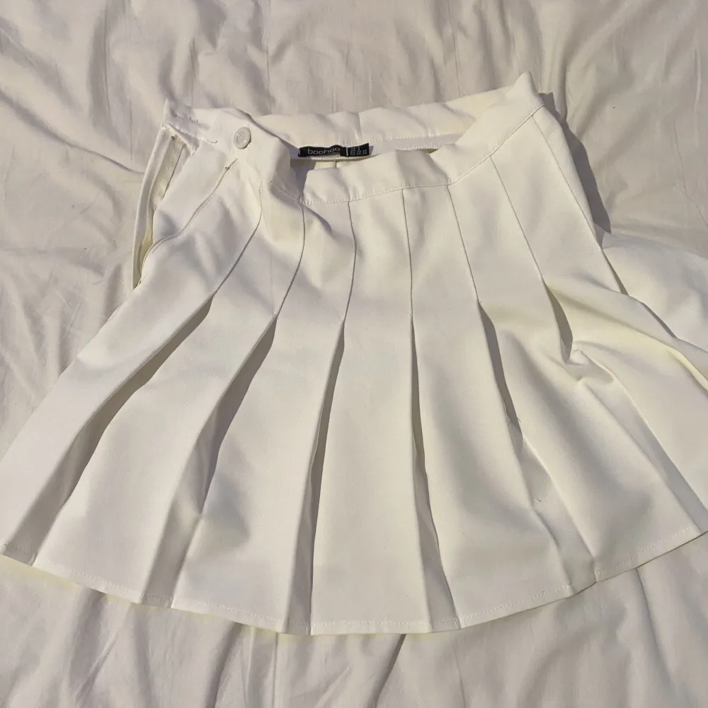 En vit tennis kjol som är i nytt skick utan några defekter!. Kjolar.