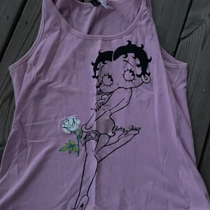 Betty boop - Säljer mitt rosa linne med märke Betty boop. St S/M 