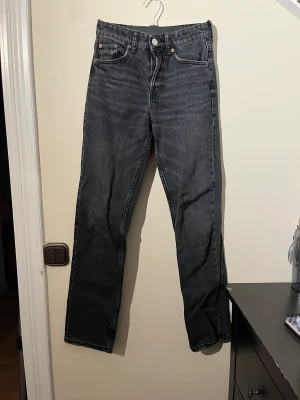 Jeans - Knappt använda jeans. Rak modell och medel midja. Frågor tas privat💗