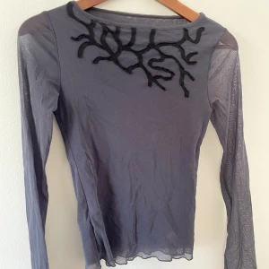 Cool mesh topp  - Super snygg och tajt mesh topp, på bild 2 ser man hur den ser ut på (ärmarna är alltså synliga) ♥️ Utan lapp men thriftad ♥️
