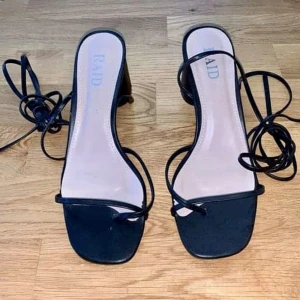 Sandaletter - Superfina sandaletter, lång snörning som man själv knyter hur man vill runt ankel/vaderna. Aldrig använda.