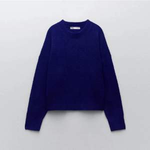 Marinblå tröja ifrån Zara använd typ 3 ggr så den är i superbra skick! 