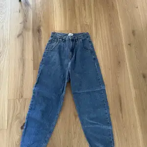 Säljer dessa, relativt oanvända jeans i ballong modell, storlek M. Köpta på NA-KD för ett par år sedan. Säljer för de ej passar mig längre.