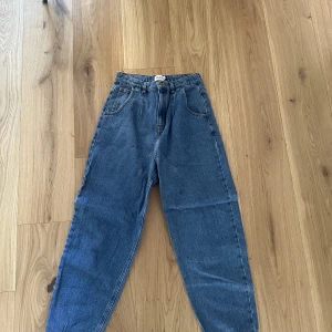 Jeans i Ballong modell - Säljer dessa, relativt oanvända jeans i ballong modell, storlek M. Köpta på NA-KD för ett par år sedan. Säljer för de ej passar mig längre.