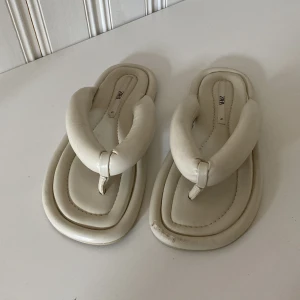 Sommarskor - Flipflops från Zara, endast använda fåtal gånger, lite slitage på ena framsidan🌸
