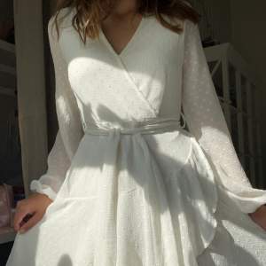 Säljer denna klänning då den är lite för liten, superfint att ha på lite finare gånger tillexempel skola avslutning eller ett bröllop 