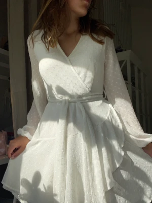 Klänny - Säljer denna klänning då den är lite för liten, superfint att ha på lite finare gånger tillexempel skola avslutning eller ett bröllop 