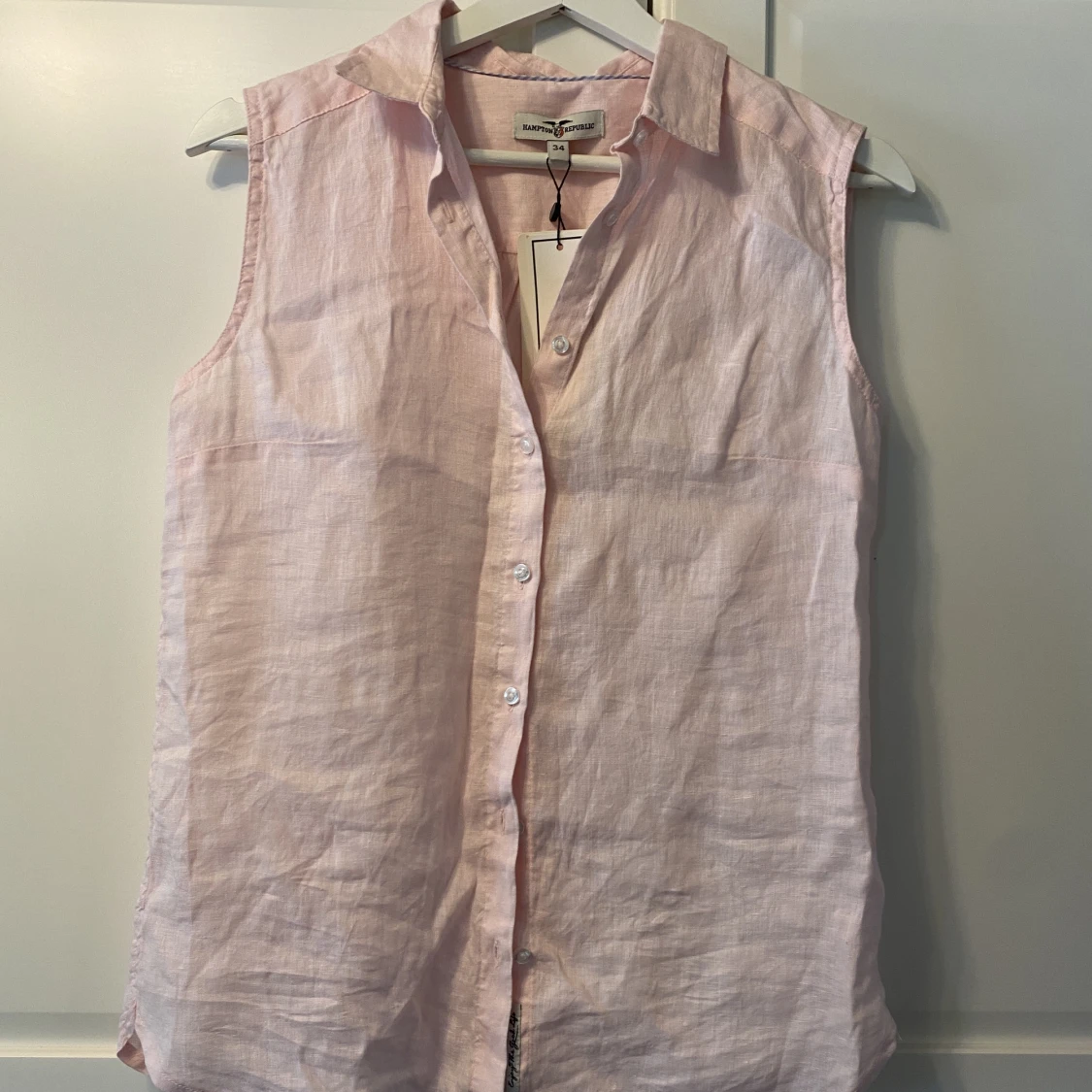 Rosa linneskjorta utan ärmar. 
