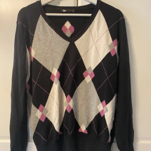 Stickad tunn tröja - Tunn stickad tröja från Flash. V-ringad. Storlek M. 