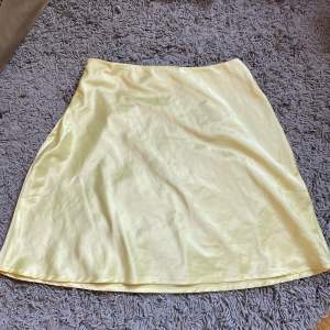 Supersöt gul satin kjol, köpt från Chiquelle som aldrig kommit till användning! Säljer pga av flytt, är i bästa skicka💛 I storlek S! Pris går och diskutera
