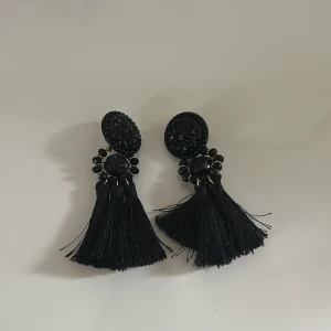 Örhängen till salu  - Rensar min garderob och vill bli av med med saker som jag inte har användning för. 