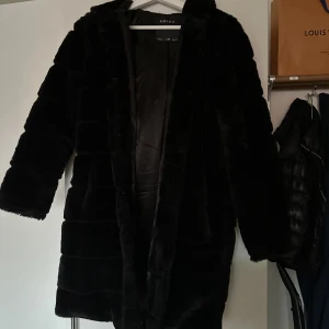 Pälsjacka / kappa - Köpt från newyorker  Jätte mjuk & mysig. Storlek 36