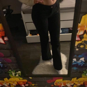 Lågmidjade jeans  - Lågmidjade bootcut jeans i stl 32, passar mig nästan som är 168,5