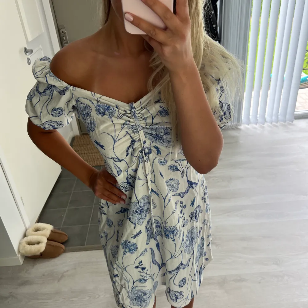Supersöt vit klänning med blåa blommor💘 knappt använd och perfekt nu till sommaren! . Klänningar.