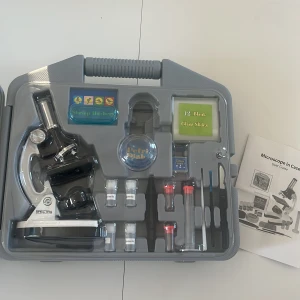 Mikroskop  - Ett helt nytt mikroskop set, aldrig använt!! 900x förstoring. 