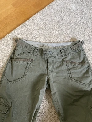 Cargo pants - Gröna cargos. Säljs pga att dom inte passar mig. Köpt begagnade innan men bra skick 