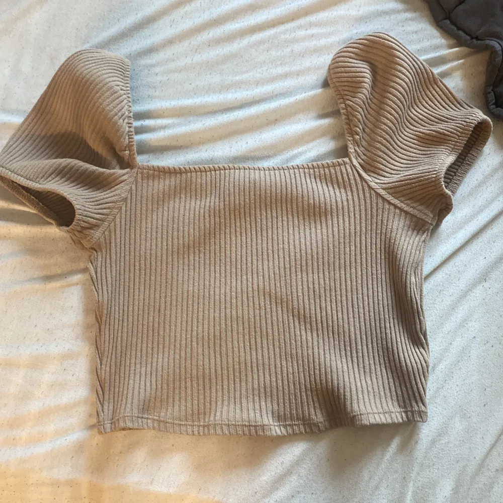 En jättesöt beige topp från H&M i storlek XS. . Toppar.