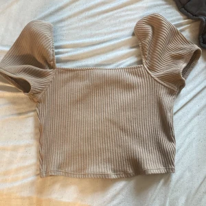 Topp - En jättesöt beige topp från H&M i storlek XS. 