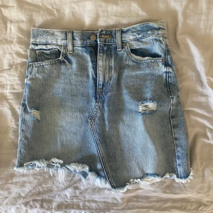 Jeanskjol - Jeanskjol från Dr Denim i storlek XS. Använd endast 1 gång då den är för liten. 