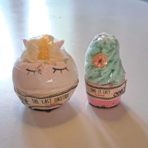 Badbomber - Säljer dessa jätte söta badbomber, The Last Unicorn och Bake It Easy av Bomb. 1 för 30kr två 40kr!💕