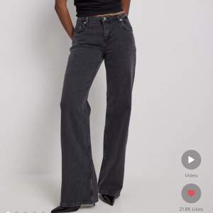 Säljer dessa skitsnygga lågmidjade mörkgråa jeans från nakd i stl 38 då det är för stora för mig. De är i mycket bra skick dock har de varit för långa för mig så det är lite nedgångna vid hälarna men inget som syns tydligt. Nypris 599kr mitt pris 300kr