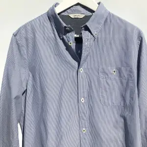 Riktigt fin blå vit randig skjorta från NN07 i storlek medium. Inga skador eller fläckar. Kolla min profil för liknande skjortor😉