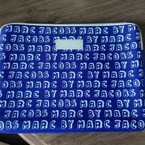 Datafodral - Marc jacobs Datafodral i gott skick, kom privat om ni har några frågor. 💙Måtten är 26x36 cm 