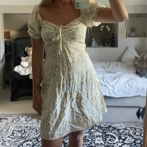 Klänning - Väldigt fin blommig klänning ifrån H&M som tyvärr inte kommer till användning. Endast använd en gång så väldigt bra skick. 🌸