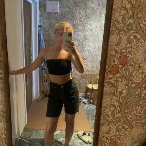 Jeans shorts - Superfina jeans shorts ifrån Hm, högmidjade 90’s shorts i tvättad svart färg!