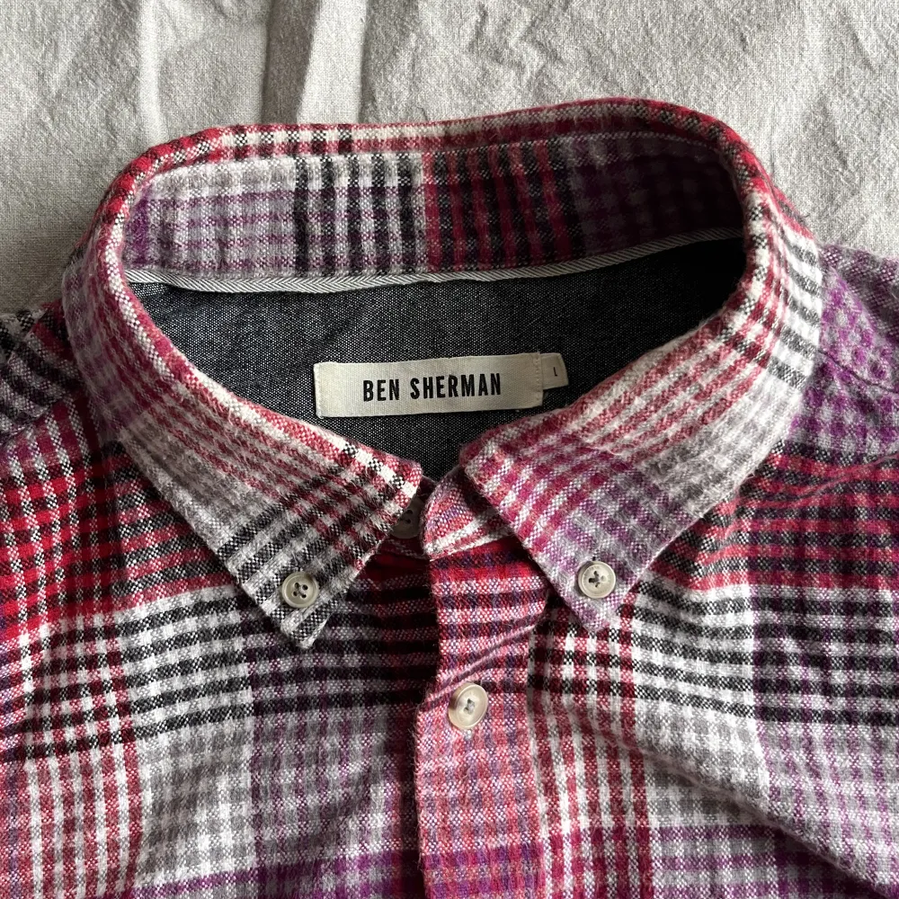 Finfin button down-flanellskjorta från Ben Sherman i mycket gott skick.  100% bomull. Storlek L. Skjortor.