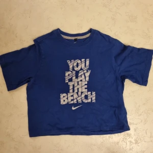 NIKE TOPP/ MAGTRÖJA - YOU PLAY THE BENCH - STRL XS - Snygg Nike topp/ magtröja dam Blå med tryck: you play the becnh Storlek xs Träningströja  Taggar: Nike tröja kläder damkläder topp top