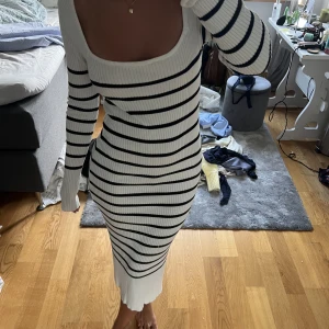 Randig klänning  - Assnygg randig klänning som tyvärr inte kommer till användning längre. Jättefin passform och supppper skön