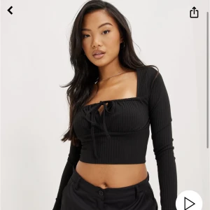 Svart topp - Fin topp från nelly. Oanvänd med lapp kvar. Ord pris 399. Skriv för fler bilder ❤️