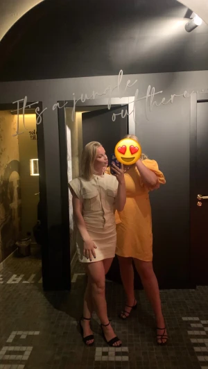 Jeansklänning  - Så snygg jeansklänning i benvit färg. Köpte den sjölv begagnad och tycker den är så så snygg, men tyvärr passar den int enig längre💞