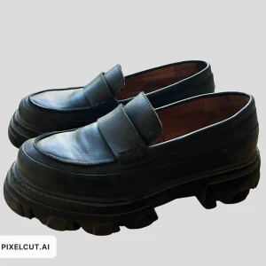 Loafers - Supercoola chunky platåloafers av märket K.Cobler säljes. 🖤Då skorna är lite för stora för mig har sulan halkat ner (se bild 3). Därav det låga priset (nypris 1500 kr).