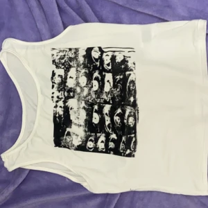 Y2k croptop🩶 - Y2K croptop  Säljs pga använder aldrig🤍 Pris kan diskuteras💸