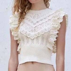 Stickad zara topp - Intressekoll på denna jättefina topp från zara! Den sälj inte längre och är knappt använd🤍 skriv för fler bilder💞