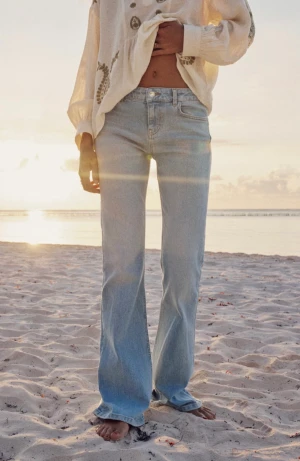 Jeans - Säljer dessa zara jeansen ❤️  Jeansen är i storlek 36 men är som 34, jag är själv en 34 och de passar mig perfekt❤️