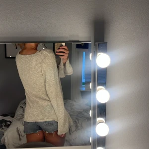 Stickad tröja - Fin stickad tröja, speciellt i armarna! 