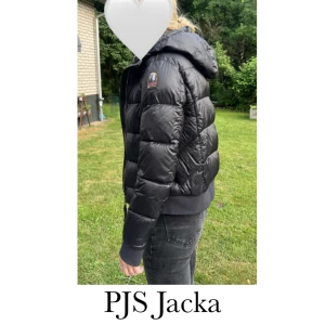 Parajumpers - Intressekoll på min parajumper jacka. Den är i storlek XS och den har använts 1 vinter. Det finns ett litet märke på höger arm men påverkar inte funktionen på jackan om man vill se bild så har jag, jackan är äkta och köparen står för frakten💕priskan ändra