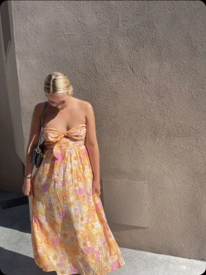 Långklänning - Säljer denna fina sommar klänning! Köptes förra sommaren på hm. 