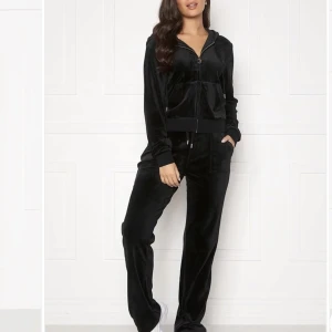 Juicy Couture  - Säljer detta snygga svarta juicy settet som inte kommer till användning . Har brun med text och en annat sett som är neon gul . Säljer varje sett för 1300kr . Om man vill köpa separat så skriv. Om ni vill ha mer bilder osv så är det bara att skriva 