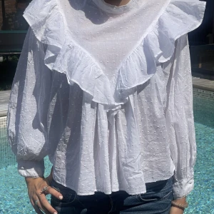 Blus - Söt vit blus från zara i nyskick🌸  Kontakta oss om du vill ha fler bilder eller vill diskutera pris💕 Vi svarar snabbt🌸REA JUST NU!! Endast 139kr istället för 189💕